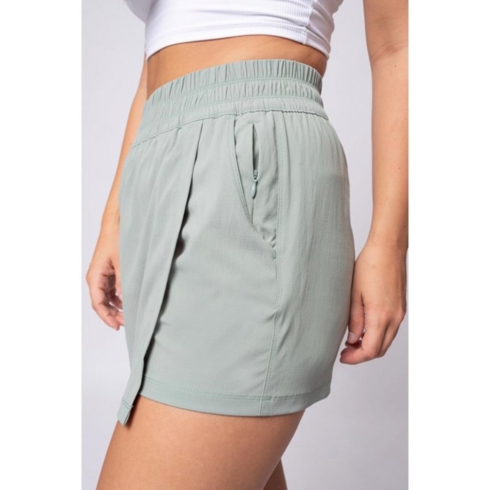 NEW Yogalicious Women's Commuter Outdoor Utility Skort Size XS - Picture 1 of 7